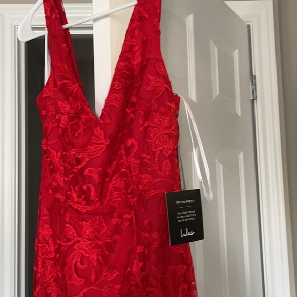 Red lace gown - Picture 4 of 4